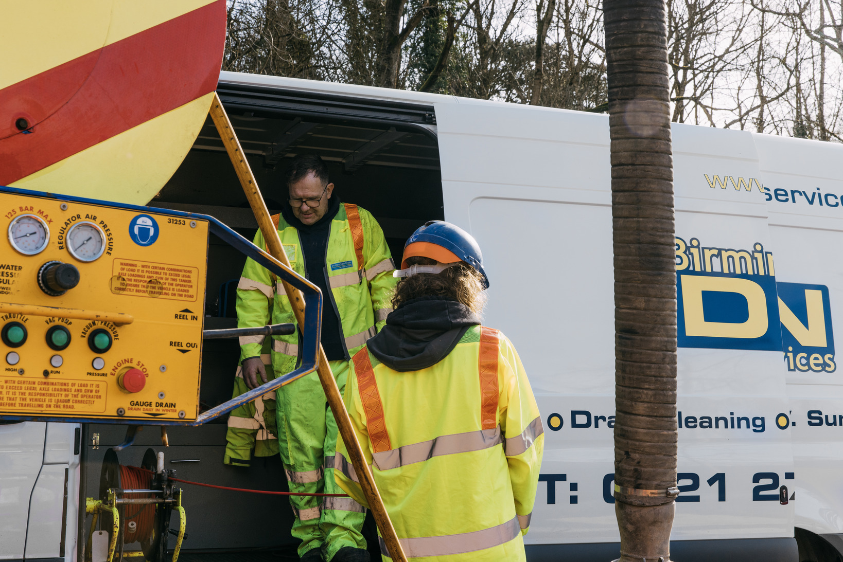 The Drain Group - Jet Vac Combi Suction Tanker - Emptying a manhole.