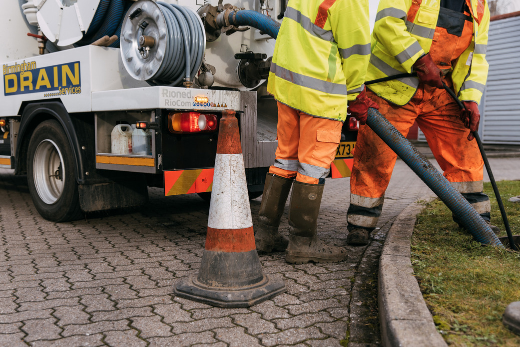 The Drain Group - Jet Vac Combi Suction Tanker - Emptying a manhole.